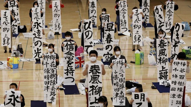 FOTO: Semangat Anak-anak Jepang Kembali Ikut Kontes Kaligrafi