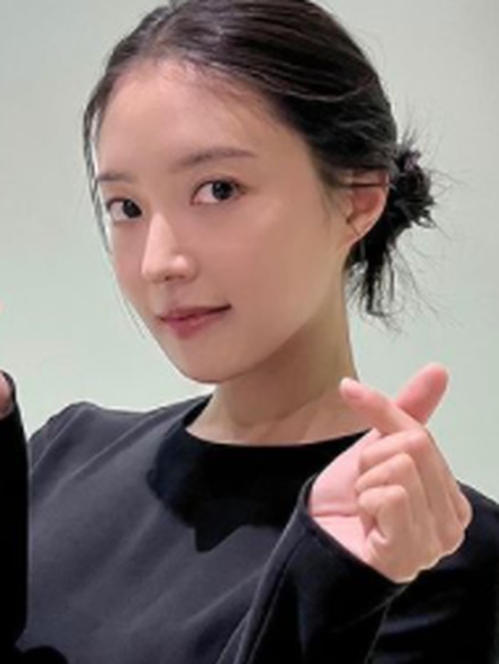 Lee Se Young lahir pada tanggal 20 Desember 1992. Ia mengawali karier sebagai aktris cilik di tahun 1997 lewat drama The Brother Rivals. Meski mendekati usia 30 tahun, pesona sang aktris masih terlihat awet muda./ foto: instagram.com/seyoung_10