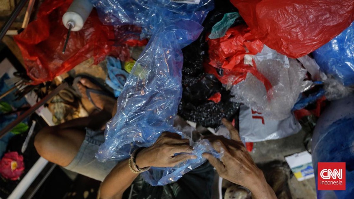 FOTO: Menyulap Limbah Plastik Jadi Karya Seni Demi Lingkungan