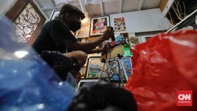 FOTO: Menyulap Limbah Plastik Jadi Karya Seni Demi Lingkungan