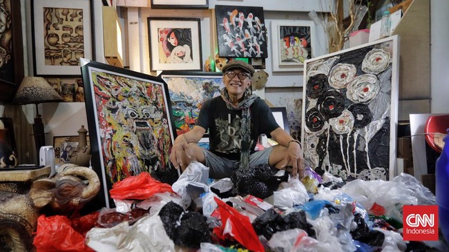 FOTO: Menyulap Limbah Plastik Jadi Karya Seni Demi Lingkungan