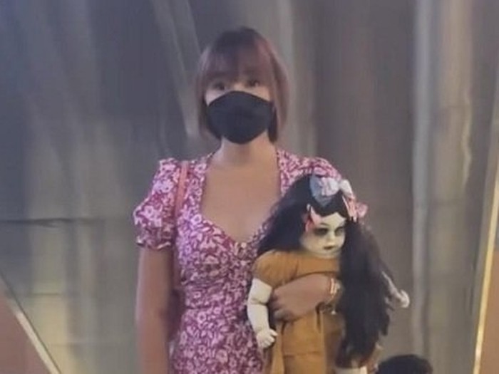 Lucinta Luna memiliki spirit doll yang diberi nama Fitri, dalam unggahannya ia mengajak bonekanya jalan-jalan di sebuah mall. Fitri memiliki rambut yang hitam panjang lengkap dengan riasan dan aksesorisnya/ Foto: Instagram/ @lucintaluna_manjalita
