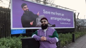 Ogah Dijodohkan, Pria London Pasang Billboard Demi Cari Istri