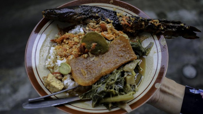Mangut Spicy Catfish is one of the traditional dishes in Yogyakarta made from smoked catfish with curry and side dishes