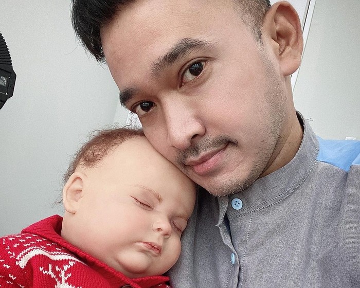Melalui akun Instagramnya, Ruben Onsu mengunggah sebuah foto dirinya yang tengah menggendong spirit doll yang ia adopsi dan memperkenalkannya pada publik, boneka tersebut ia beri nama Robby/ Foto: Instagram/ @ruben_onsu