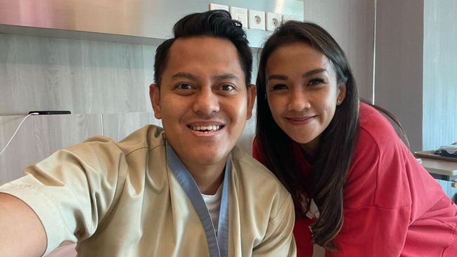 Aldico Sapardan, calon suami Melanie Putria, bakal menjalani operasi pengangkatan tumor otak jelang menikah. 
