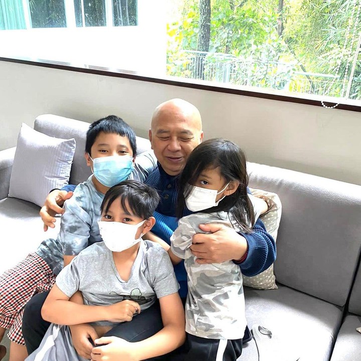<p>Seniman I Nyoman Nuarta merupakan maestro seni pahat atau pematung yang dipercaya mendesain Kompleks Istana Kepresidenan di Ibu Kota Negara (IKN) baru nih, Bunda. Pria asal Bali ini dikenal dekat dengan keluarga, terutama cucu-cucunya. (Foto: Instagram @nyoman_nuarta)</p>