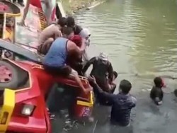 Viral Video Odong-odong Angkut Sekeluarga Nyemplung Sungai di Serang