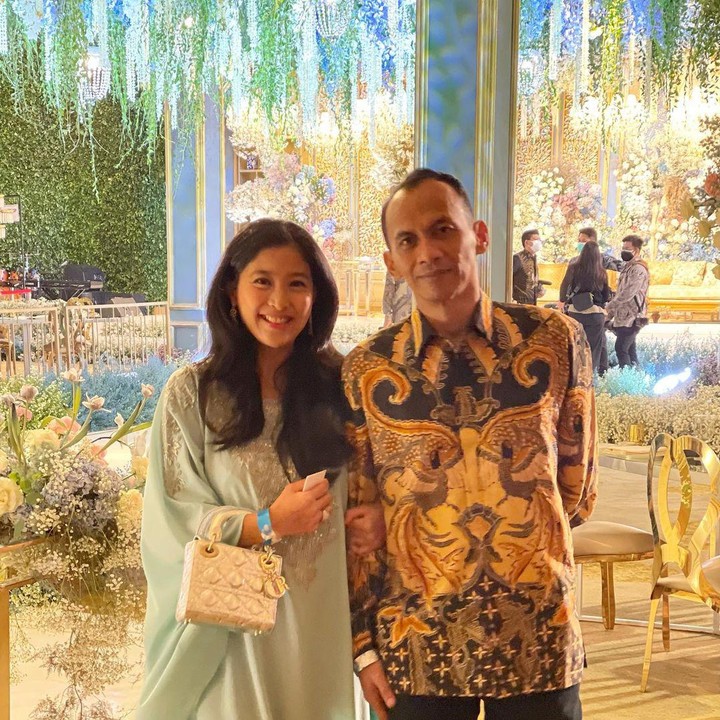 <p>Olivia Zalianty kini sedang bahagia menikmati status barunya sebagai seorang istri. Diketahui, ia menikah dengan pujaan hatinya, Ndaru Kusumo pada pertengahan 2021 lalu, Bunda. (Foto: Instagram @oliviazallianty)</p>