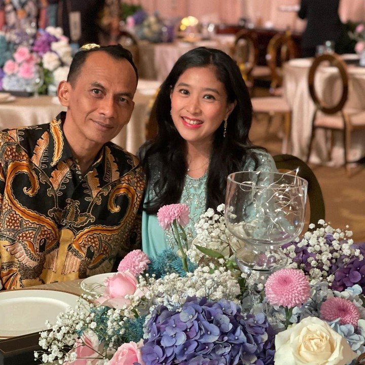 <p>Olivia Zalianty dan Ndaru Kusumo kini hidup bahagia sebagai pasangan suami istri. Mereka menikah pada pertengahan 2021 lalu, Bunda. (Foto: Instagram @oliviazallianty)</p>
