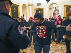 Video: Momen Pendukung Trump yang Terlibat Kerusuhan Capitol Dibebaskan