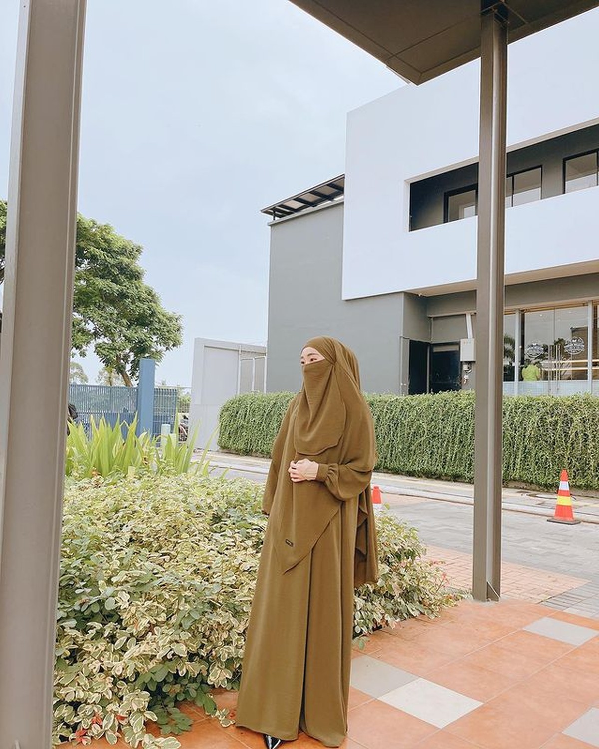 Pesona Larissa Chou Saat Tampil Pakai Cadar