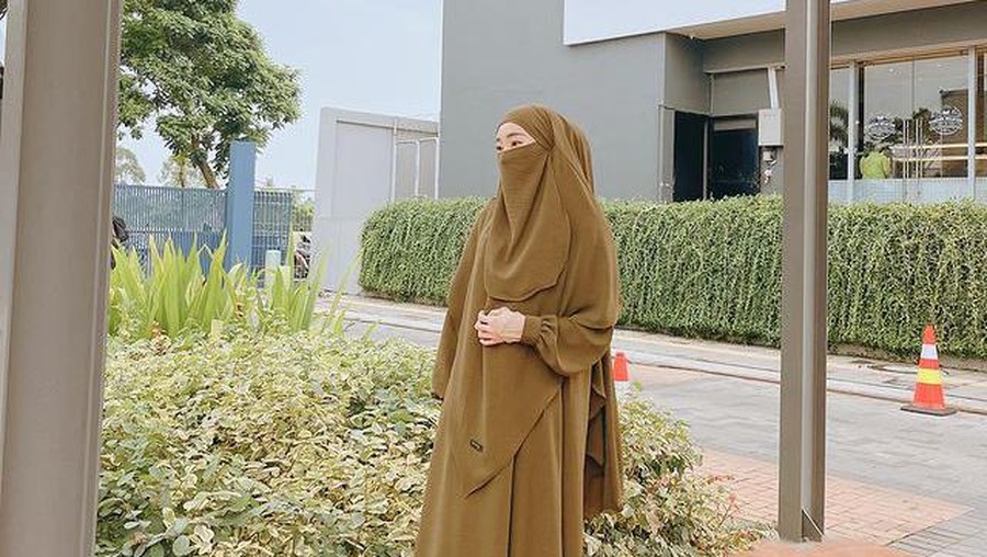 Pesona Larissa Chou Saat Tampil Pakai Cadar