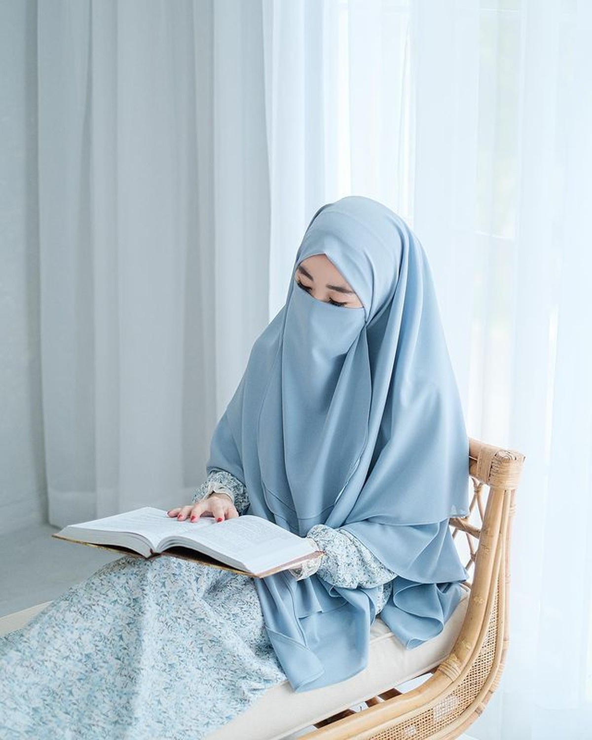 Pesona Larissa Chou Saat Tampil Pakai Cadar