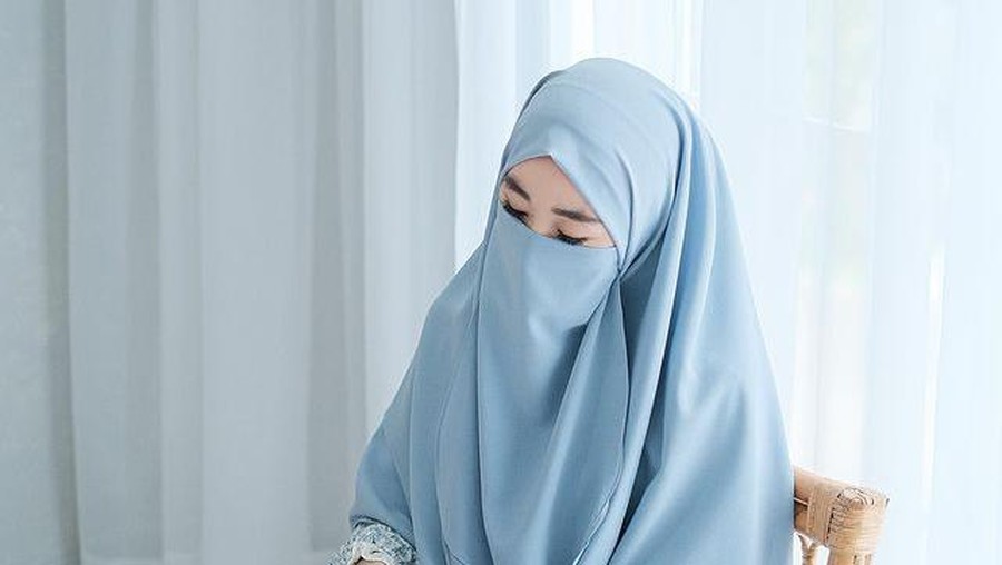Pesona Larissa Chou Saat Tampil Pakai Cadar