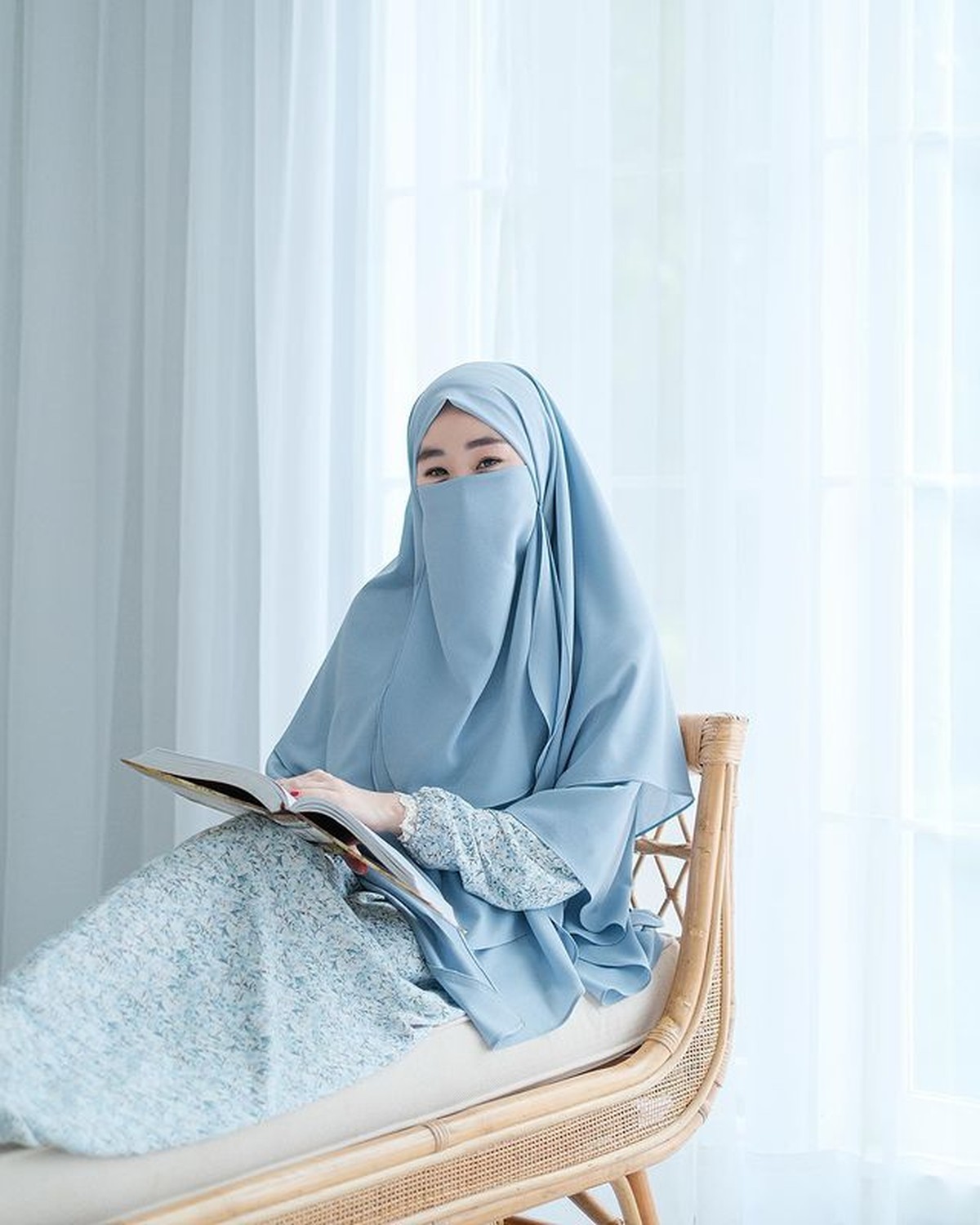 Pesona Larissa Chou Saat Tampil Pakai Cadar