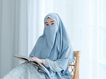 img-title 6 Pesona Larissa Chou Tampil Pakai Cadar Bikin Pangling & Adem