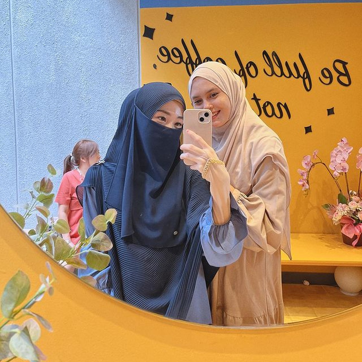 Pesona Larissa Chou Saat Tampil Pakai Cadar