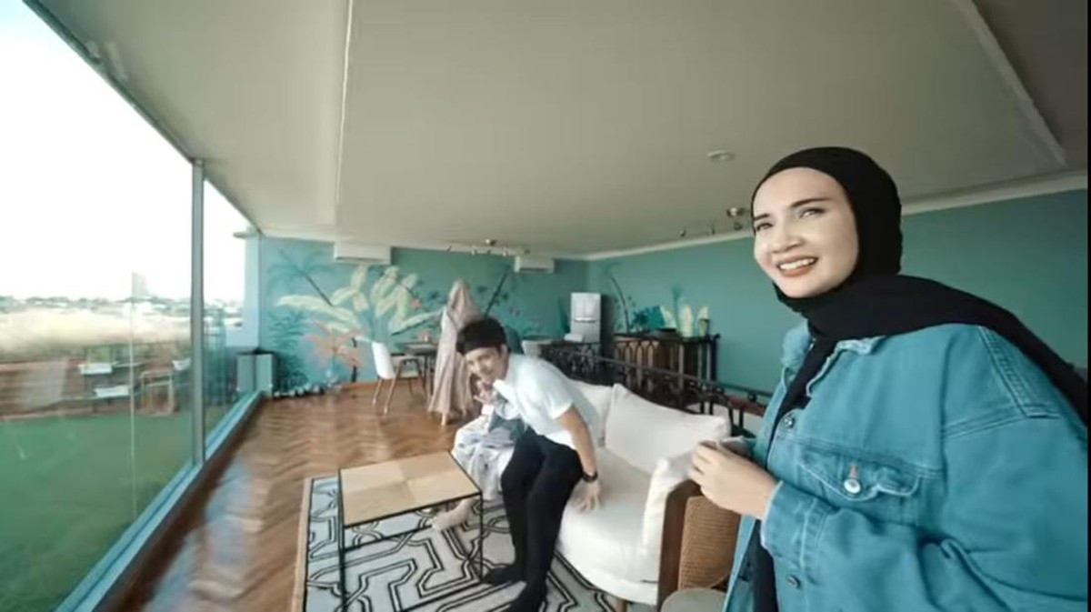 Kabar tak menyenangkan datang dari Irwansyah&comma; rumah mewahnya jadi jaminan dan akan dilelang karena ulah sang adik&period; Yuk intip potretnya&excl;