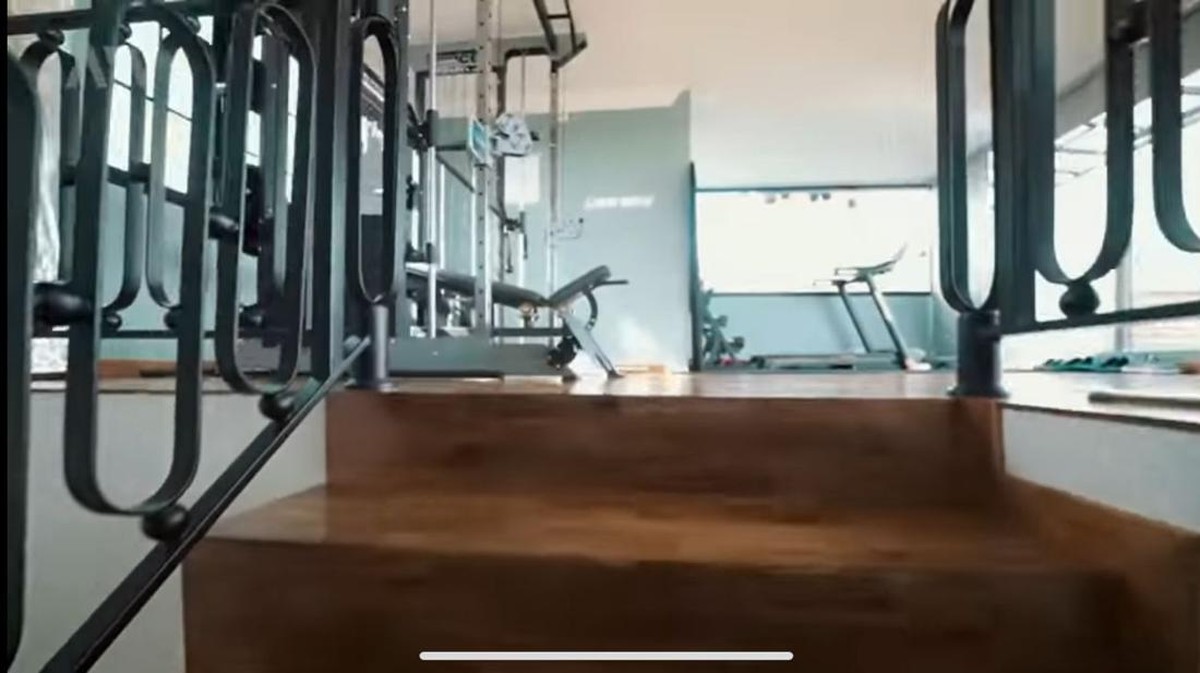 Kabar tak menyenangkan datang dari Irwansyah&comma; rumah mewahnya jadi jaminan dan akan dilelang karena ulah sang adik&period; Yuk intip potretnya&excl;