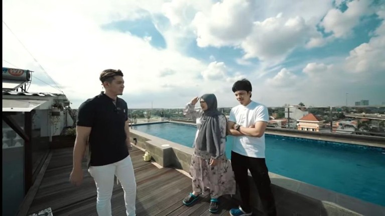 Potret Rumah Mewah Irwansyah Kabar tak menyenangkan datang dari Irwansyah, rumah mewahnya jadi jaminan dan akan dilelang karena ulah sang adik. Yuk intip potretnya!