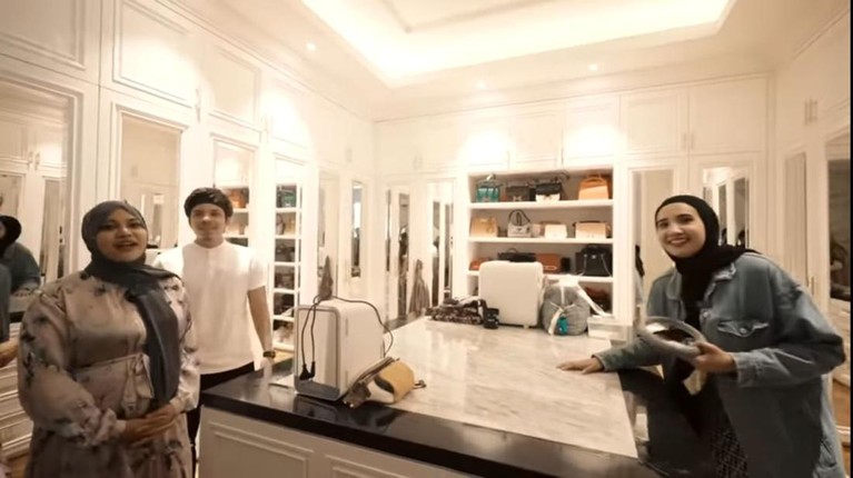 Potret Rumah Mewah Irwansyah Kabar tak menyenangkan datang dari Irwansyah, rumah mewahnya jadi jaminan dan akan dilelang karena ulah sang adik. Yuk intip potretnya!