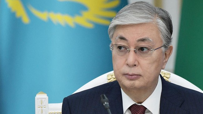 Kazakhstan Resmi Larang Penggunaan 'Cadar' di Tempat Umum Presiden Kazakhstan Kassym-Jomart Tokayev resmi menandatangani undang-undang yang melarang penggunaan pakaian yang menutup wajah seperti cadar di tempat umum.