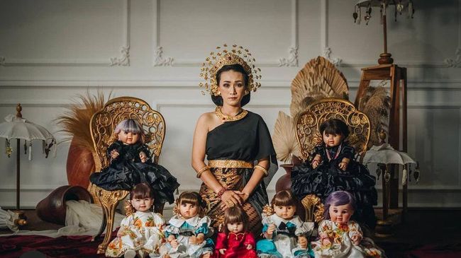 Sejak dua tahun lalu, perempuan di Bali mengaku telah mengoleksi spirit doll, di mana saat ini jumlahnya telah mencapai 70 boneka.