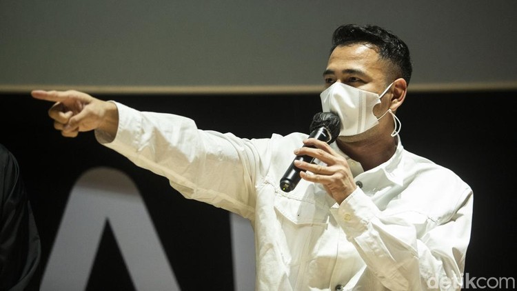 Saat Raffi Ahmad-Gading Marten Adu Skil Lempar Bola Basket Raffi Ahmad dan Gading Marten adu skil dalam peluncuran sponsor IBL di Jakarta, Kamis (6/1/2022). Keduanya melakukan lemparan bola.