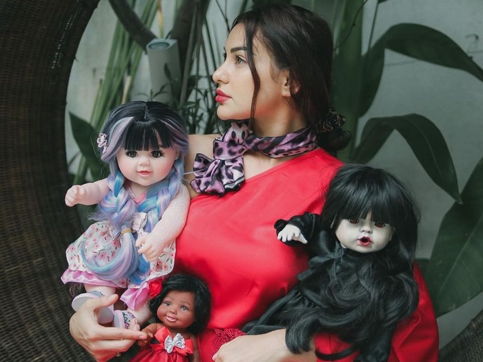 Selebriti selanjutnya yakni Nora Alexandra, istri dari Jerinx juga memperkenalkan spirit doll miliknya melalui sebuah foto. Boneka tersebut bernama Fannie (rambut warna-warni), Lolly (kecil mungil), Ella (rambut hitam panjang)/ Foto: Instagram/ @ncdpapl