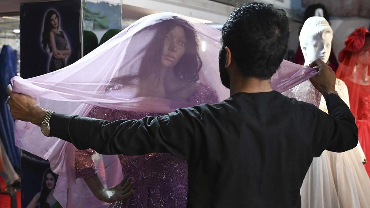 FOTO: Dianggap Langgar Hukum Islam, Taliban Penggal Kepala Manekin