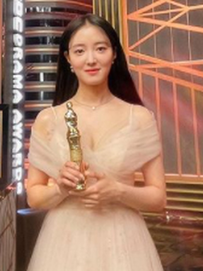 Tidak hanya memperoleh banyak cinta dari penonton, baru-baru ini Lee Se Young juga sukses mendapatkan penghargaan sebagai Top Excellent Award berkat perannya di drama The Red Sleeve. Sukses terus untuk Lee Se Young, ya!/ Foto: instagram.com/seyoung_10