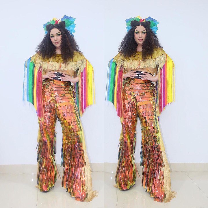 <p>Bunda empat anak itu tak pernah lupa mengabadikan potret OOTD sebelum manggung. Kece abis! (Foto: Instagram @ti2dj)</p>