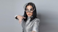 <p>Titi DJ sangat gemar mencoba gaya eksentrik ketika tampil di panggung. Ia berani mencoba padu padan yang unik dan tidak biasa. (Foto: Instagram @ti2dj)</p>