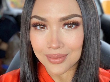 7 Potret Titi DJ, Diva Cantik & Awet Muda Bergaya Nyentrik