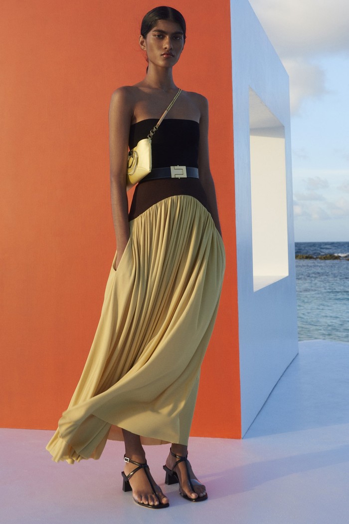 Strapless dalam pola colorblocking tak hanya hadir sebagai opsi gaya formal di malam hari tapi juga siang hari. Cukup kenakan bersama ankle strap atau flats untuk membuatnya lebih kasual. Foto: Courtesy of Tory Burch