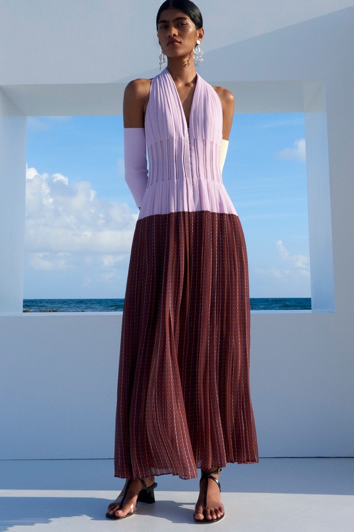 Kombinasi lilac dan ungu redup dalam potongan halter dress sukses meredefinisi tampilan elegan. Foto: Courtesy of Tory Burch