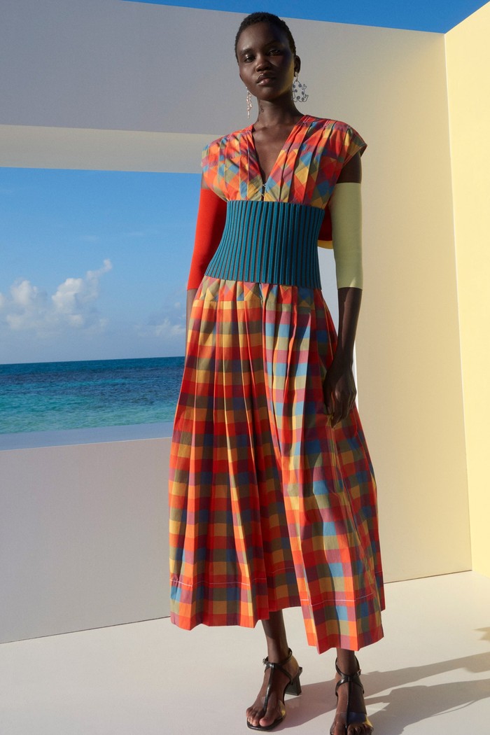 Meski gaya busana feminin yang modern dan versatile menjadi ilham namun warna menjadi focal points lainnya dari koleksi Tory Burch pre-fall 2022. Plaid dress terlihat chic dan kontemporer berkat aksen knit turqoise. Foto: Courtesy of Tory Burch