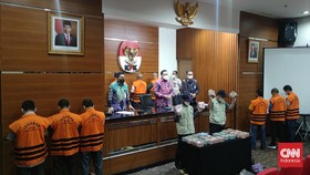 img-title Lurah Rawalumbu Jadi Saksi Dugaan Potong Duit PNS oleh Rahmat Effendi