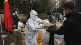 FOTO: Jerit Warga China Kelaparan di Tengah Lockdown Covid di Xi'an