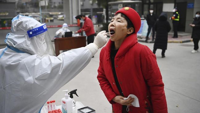Para warga China di Xi'an mengalami penderitaan terkurung di rumah sendiri karena pemberlakuan lockdown ketat di kota itu.