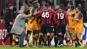 FOTO: 2 Kartu Merah, Ibrahimovic Gagal Penalti, Milan Menang