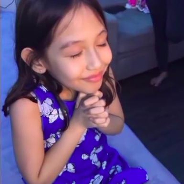 <p>Sempat bersedih karena rindu, Petra alhirnya tersenyum di hari ulang tahunnya. Momen ini menjadi ulang tahun pertamanya tanpa kehadiran sang kakak kesayangan. (Foto: Instagram @gretairn)</p>