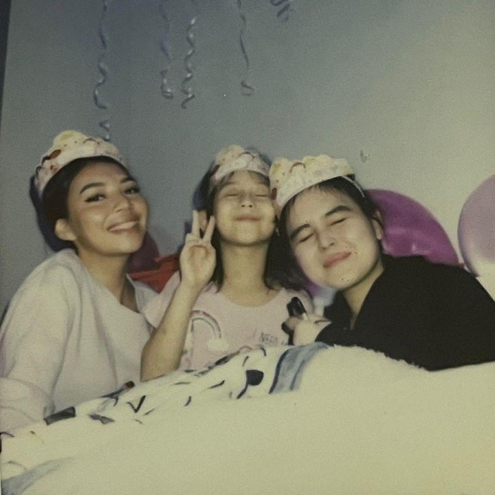 <p>Di mata kedua adiknya, Laura Anna adalah sosok kakak yang baik dan penyayang. Meski sedang sakit, Laura tetap tersenyum dan menunjukkan ketegaran di depan dua adiknya. (Foto: Instagram @edlnlaura)</p>