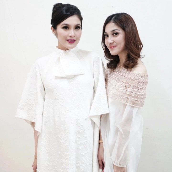 <p>jarang terekspos media, Sandra Dewi ternyata memiliki adik perempuan yang cantik lho, Bunda. Dia adalah Kartika Dewi. (Foto: Instagram @kartikadewi20)</p>