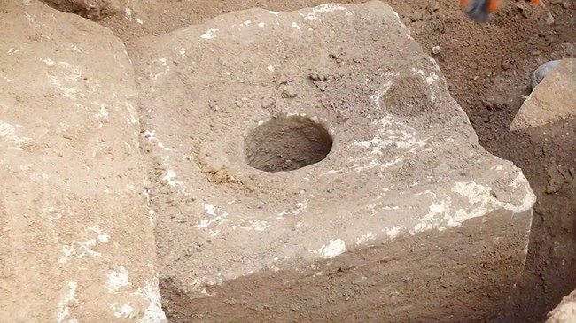 Sebuah toilet atau jamban berusia sekitar 2.700 tahun ditemukan di perkebunan Yerusalem selatan.