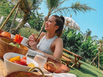 7 Potret Body Goals Andrea Dian, Selalu Tampil Fit karena Konsisten Olahraga Bun