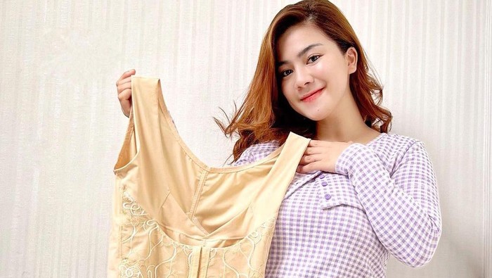 Artis Pakai Korset Habis Melahirkan