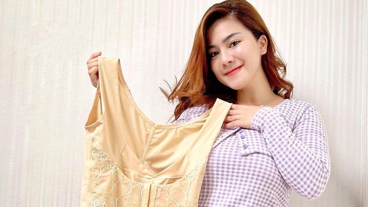 Artis Pakai Korset Habis Melahirkan