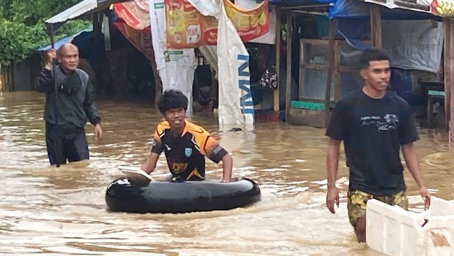 Pemerintah daerah dan pihak-pihak terkait diimbau untuk tetap waspada berkaitan potensi banjir dan longsor akibat hujan ekstrem.